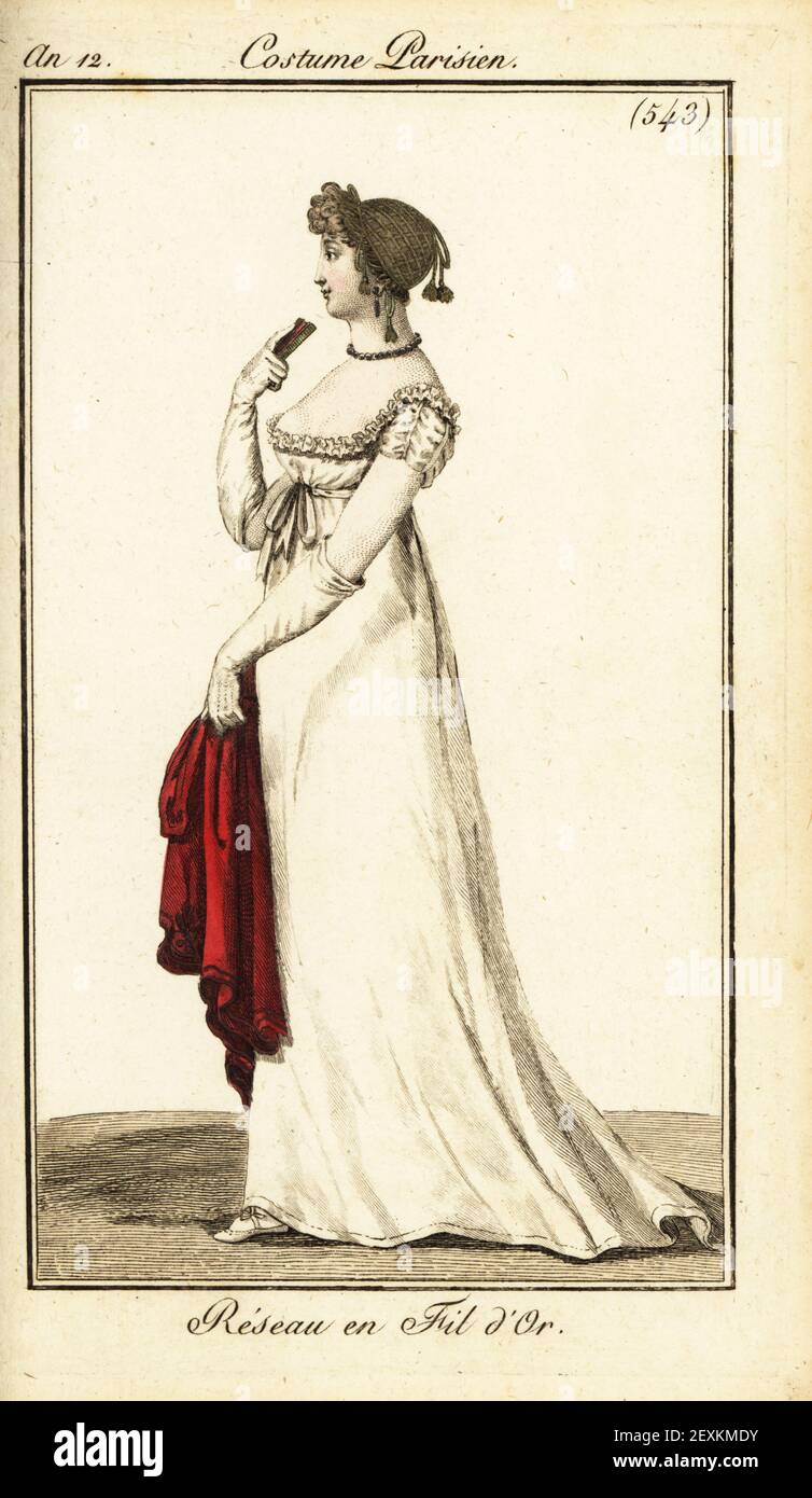 Modische Frau im Abendkleid. Sie trägt ihre Haare in einem goldenen Drahthaar, mit niedrig geschnittenem weißen Kleid, Handschuhen und einem roten Schal. Reseau en fil d'Or. Handkolorierter Kupferstich aus Pierre de la Mesangeres Journal des Dames et des Modes, Magazine of Women and Fashion, Paris, an 12, März 1804. Illustrationen von Carle Vernet, Jean-Francois Bosio, Dominique Bosio und Philibert Louis Debucourt, gestochen von Pierre-Charles Baquoy. Stockfoto