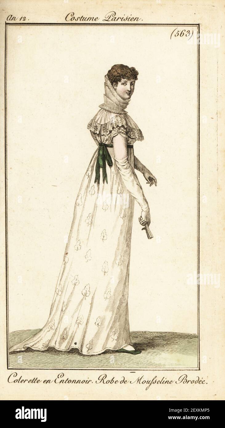 Frau im sehr hohen Stehkragen, besticktes Musselin-Kleid. Colerette en Entonnoir, Robe de mousseline brodee. Handkolorierter Kupferstich aus Pierre de la Mesangeres Journal des Dames et des Modes, Magazine of Women and Fashion, Paris, an 12, Juli 1804. Illustrationen von Carle Vernet, Jean-Francois Bosio, Dominique Bosio und Philibert Louis Debucourt, gestochen von Pierre-Charles Baquoy. Stockfoto