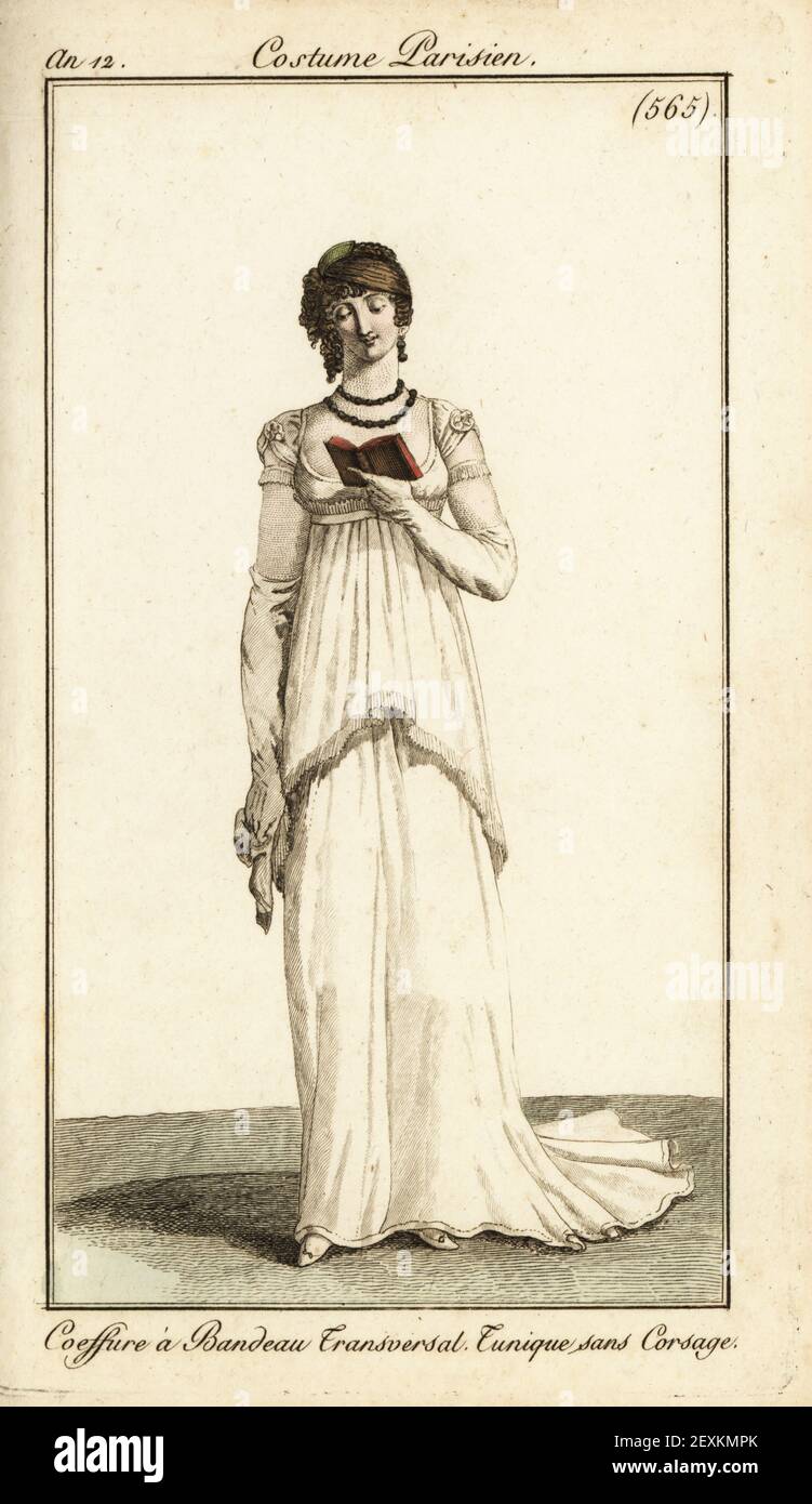 Frau liest einen Almanach. Sie trägt ihr lockiges Haar mit einem Bandana gebunden, Tunika Kleid ohne Mieder. Coeffure A Bandeau Transversal, Tunique sans Corsage. Handkolorierter Kupferstich aus Pierre de la Mesangeres Journal des Dames et des Modes, Magazine of Women and Fashion, Paris, an 12, Juli 1804. Illustrationen von Carle Vernet, Jean-Francois Bosio, Dominique Bosio und Philibert Louis Debucourt, gestochen von Pierre-Charles Baquoy. Stockfoto