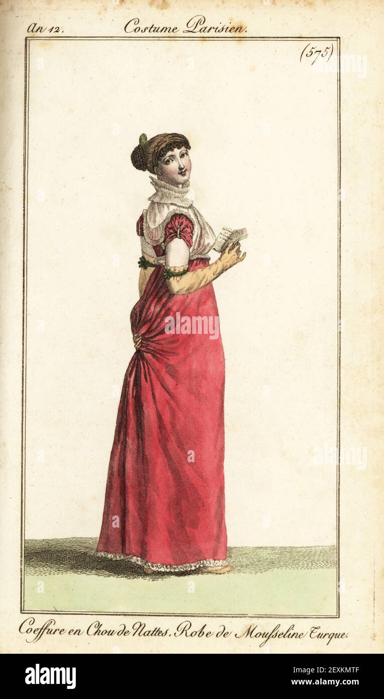 Frau beim Lesen einer Zeitung. Ihr Haar ist in einem Brötchen auf der Rückseite geflochten, und sie trägt einen trichterförmigen Kragen, Kleid aus türkischem Musselin. Coeffure en chou de nattes, Robe de mousseline Turque, Collerette en Entonnoir, handkolorierter Kupferstich aus Pierre de la Mesangeres Journal des Dames et des Modes, Magazine of Women and Fashion, Paris, an 12, August 1804. Illustrationen von Carle Vernet, Jean-Francois Bosio, Dominique Bosio und Philibert Louis Debucourt, gestochen von Pierre-Charles Baquoy. Stockfoto