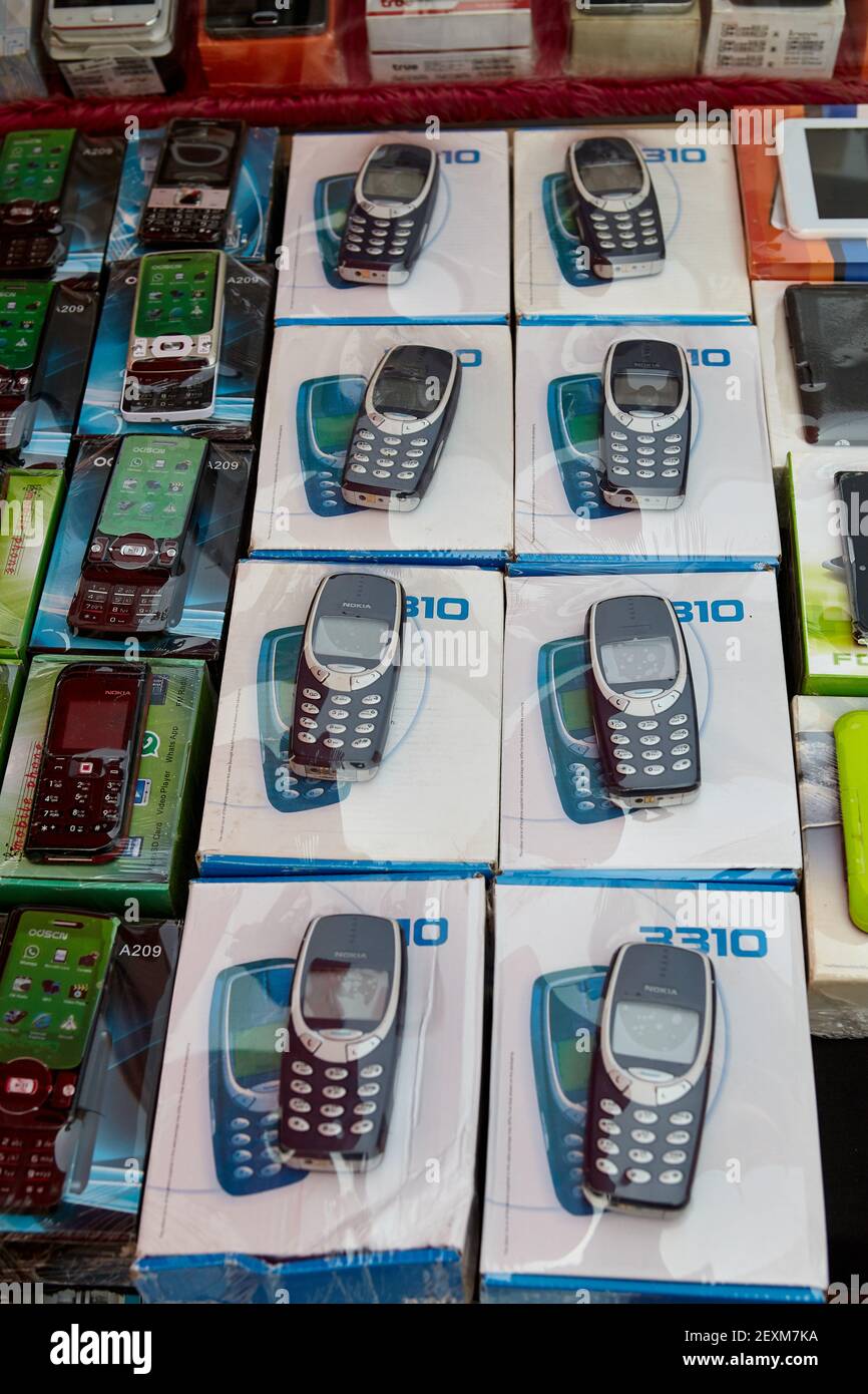 Handys sind noch auf dem kleinen Markt am Three Pagodas Pass an der thailändischen/myanmarischen Grenze, Kanchanaburi, Thailand, erhältlich. Der Pass war der wichtigste Stockfoto