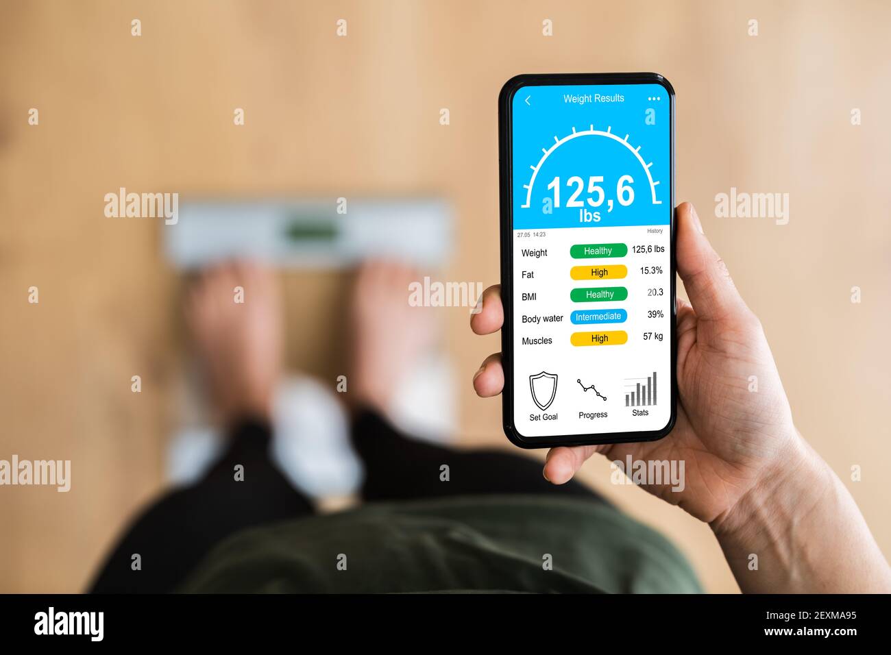 Frau Mit Smart Weight Scale Measurement Tech Stockfoto