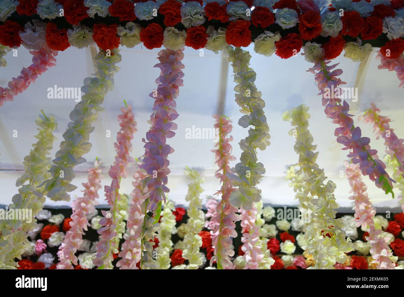 Die schönen Dekorationen mit verschiedenen bunten Blumen gegen eine klare Himmel Stockfoto