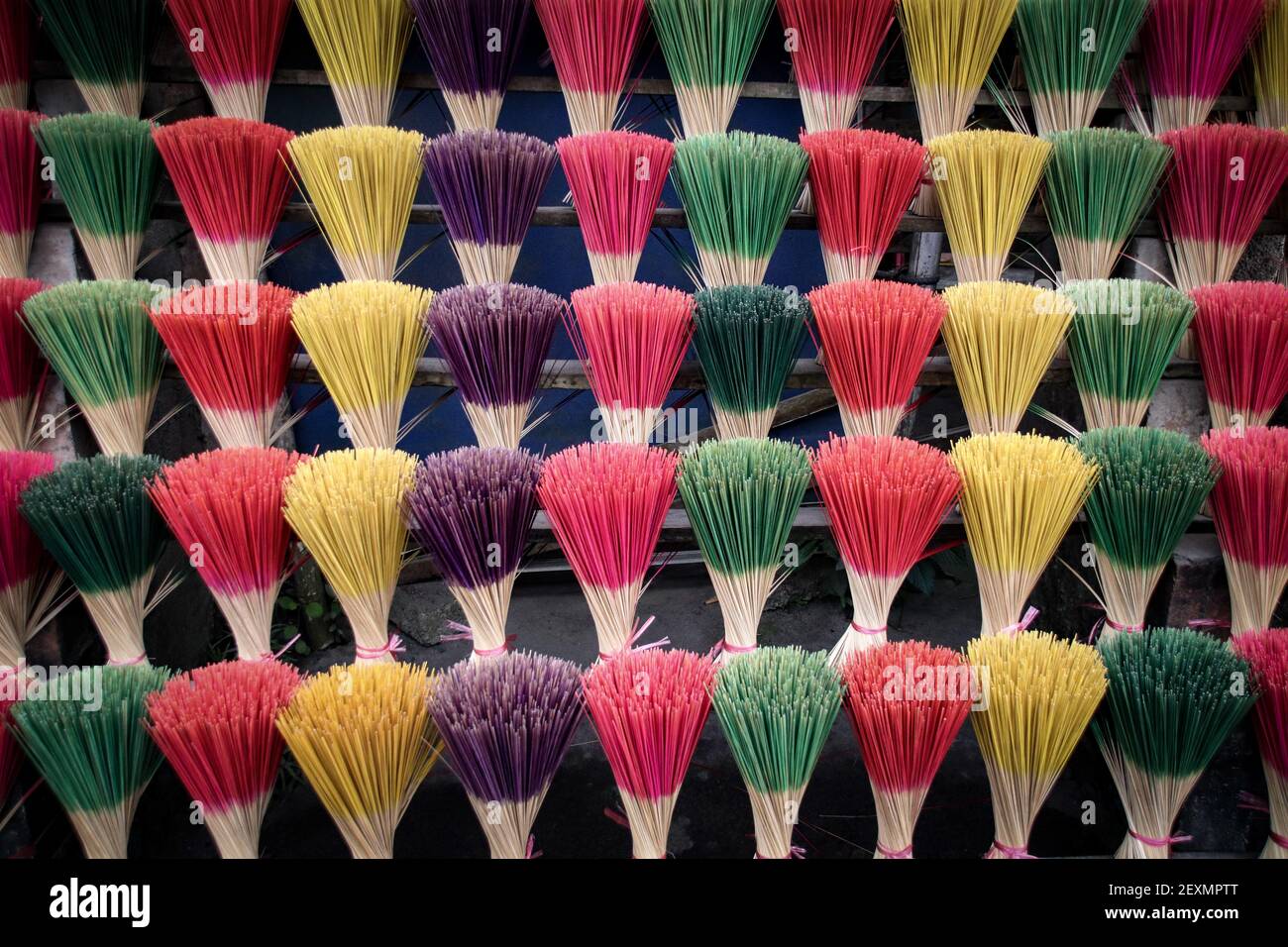 Die bunten Räucherstäbchen verkauft Thuy Xuan Räucherstäbchen Dorf von Hue, Vietnam Stockfoto