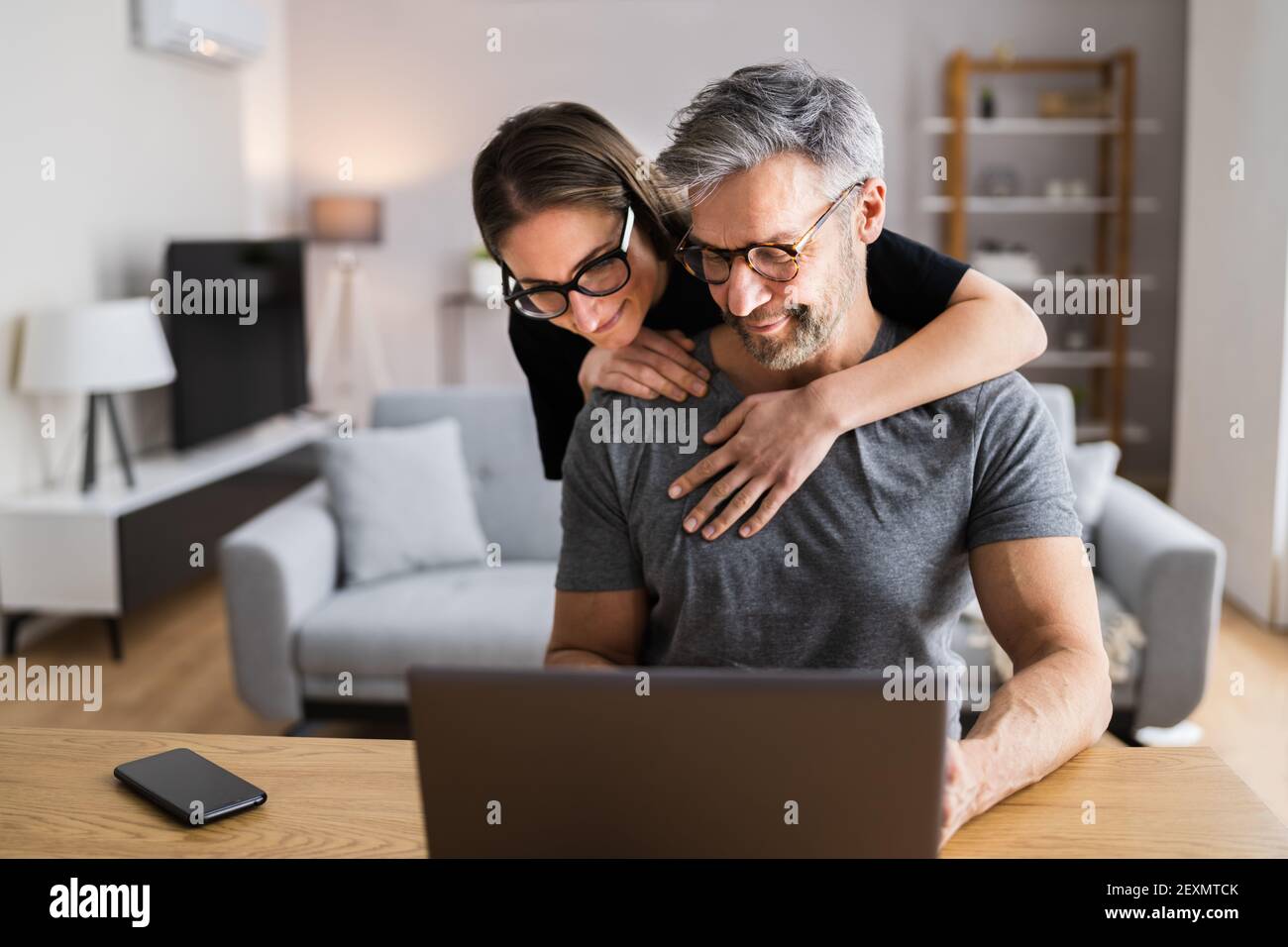 Glückliches Paar Beim Laptop. Online-Shopping Stockfoto