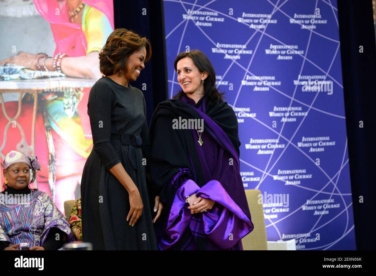 First Lady Michelle Obama würdigt den 2014. Internationalen Frauen-Courage-Preisträger Rusudan Gotsiridze, Bischof der Evangelischen Baptistenkirche von Georgien, bei der Verleihung des "Women of Courage Award StateÃ¢â‚¬â„¢" des Sekretärs von 2014 im US-Außenministerium in Washington, D.C., am 4. März 2014. (Foto: State Department/Sipa USA) Stockfoto