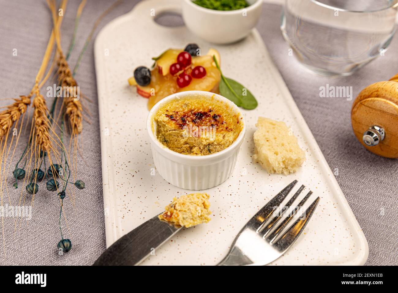 Creme Brulee Gänseleber Pastete auf dem Restauranttisch serviert. Gourmet-Food-Konzept Stockfoto