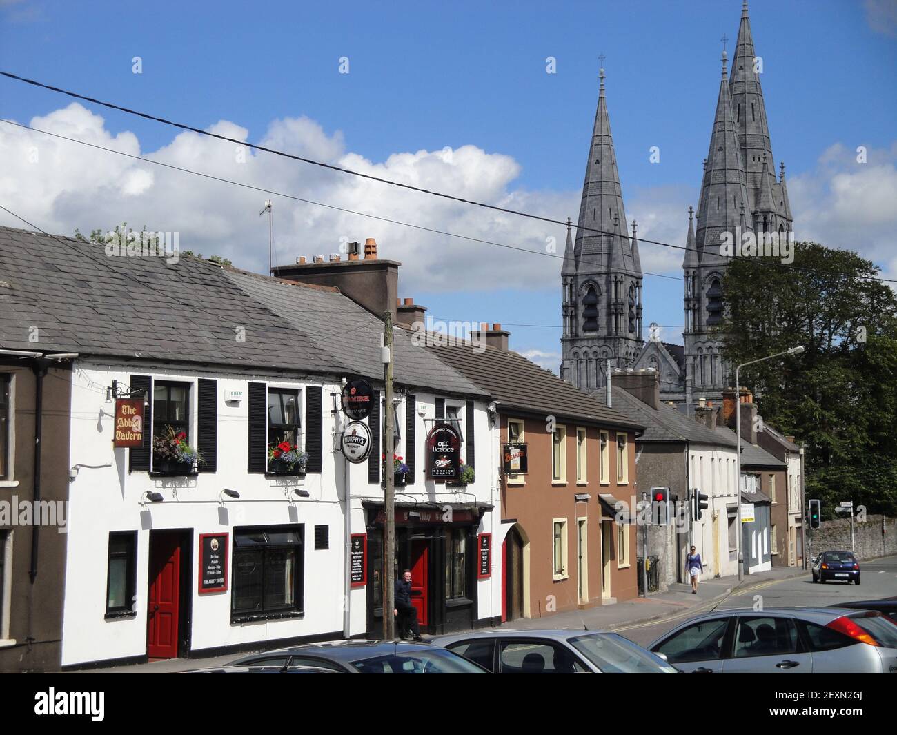 CORK, IRLAND - 14. Aug 2011: Die wichtigsten Dinge über Cork in einem Bild. Ein Pub und eine Kathedrale. Stockfoto