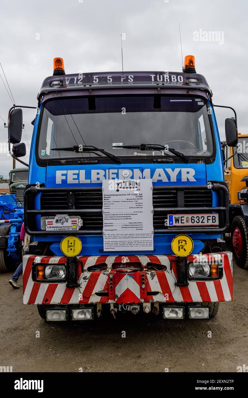 st.valentin, österreich, 01 sep 2017, Oldtimer mercedes benz  Schwerlasttraktor von felbermayr bei einem Oldtimer LKW-Treffen, Treffen  für Vintage t Stockfotografie - Alamy