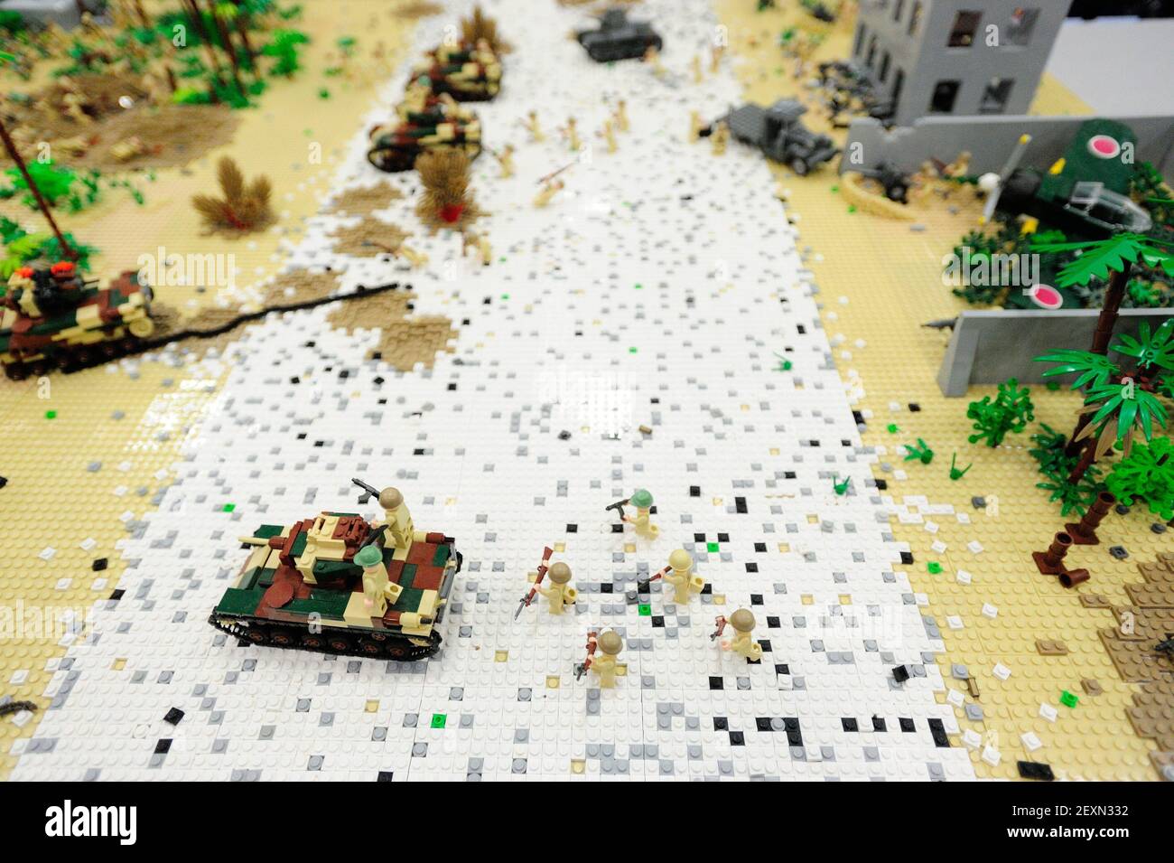 Japanische Streitkräfte stehen Wache, während US-Marineinfanteristen einen  Lego-Satz einmarschieren, der die Schlacht von Peleliu nachbildet und auf  der Bricks Cascade Convention in Portland, Oregon, ausgestellt wird. (Foto:  Alex Milan Tracy/Sipa USA ...