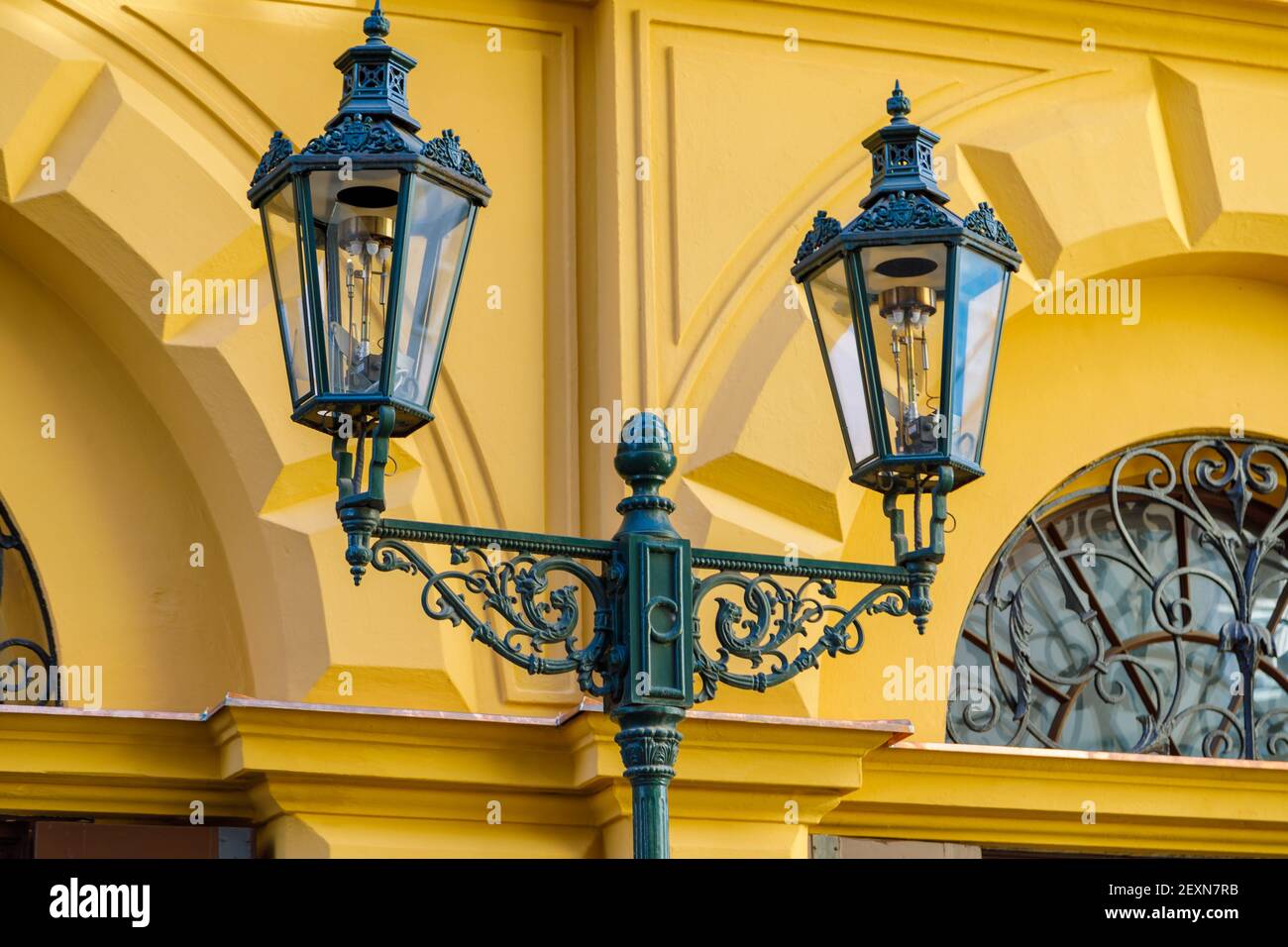 Luxuriöse antike Straßenlampe aus schwarzem Metall. Raffinierter Stil, Schmieden. Stockfoto