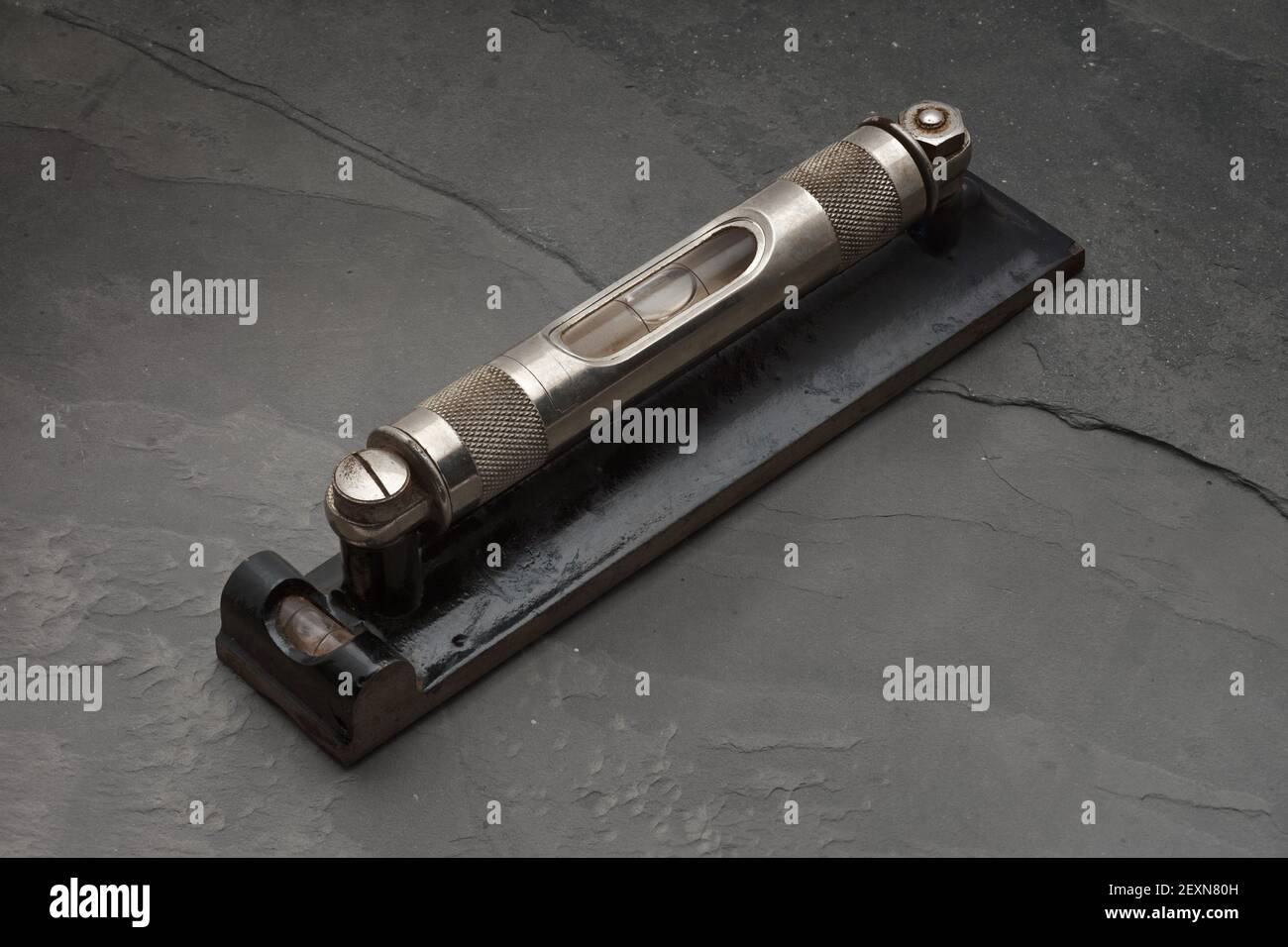 Vintage Ingenieur's Spirit Ebene schräg auf einem Hintergrund von gesehen Schiefer Stockfoto