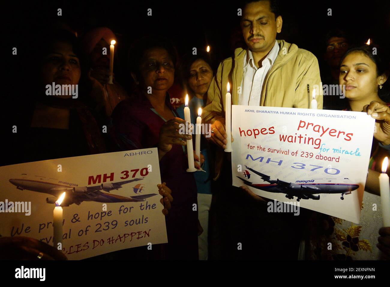 Amritsar, Indien - 20. März 2014: Mitglieder der Menschenrechtsorganisation Akhil Bharatiya veranstalten am Donnerstag in Amritsar eine Kerzenlichtmahnwache zur Sicherheit der Passagiere des vermissten malaysischen Flugzeugs. Das verschwundene Flugzeug verschwand vor einer Woche mit 227 Passagieren und 12 Besatzungsmitgliedern und verblüffte die internationalen Rettungs- und Suchteams, die keine Überreste oder Hinweise in den Gewässern rund um Südostasien gefunden haben. Alle Passagiere und die Besatzung werden derzeit wegen möglicher Sabotage untersucht, obwohl keine Beweise für eine solche Aktivität gefunden wurden. (Foto: Prabhjot Gill/Pacific Press/Sipa USA) Stockfoto