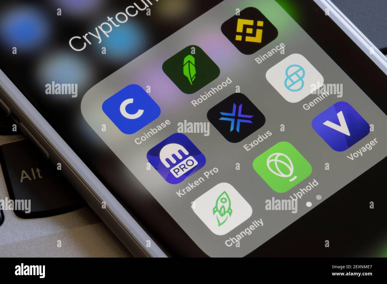 Verschiedene Kryptowährungs-Trading-Apps sind auf einem iPhone zu sehen - Coinbase, Robinhood, Binance, Kraken Pro, Exodus, Zwillinge, Changelly, Prestun und Voyager. Stockfoto