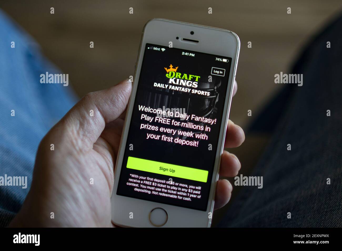 Ein Mann öffnet die DraftKings App von seinem iPhone am 3. März 2021. DraftKings ist ein amerikanischer Anbieter von täglichen Fantasy-Sportwettkämpfen und Sportwetten. Stockfoto