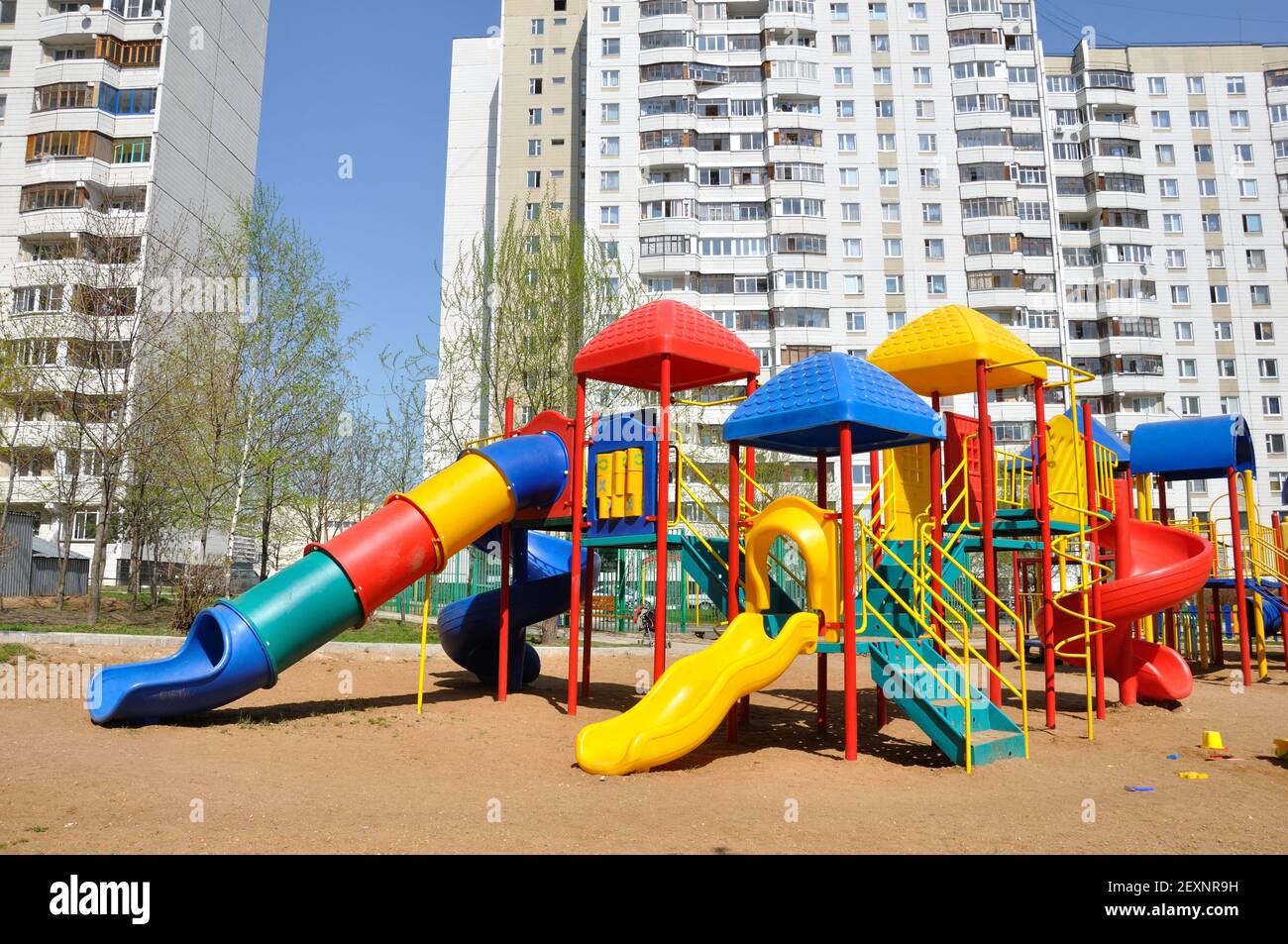 Kinderspielplatz im Hof Stockfoto