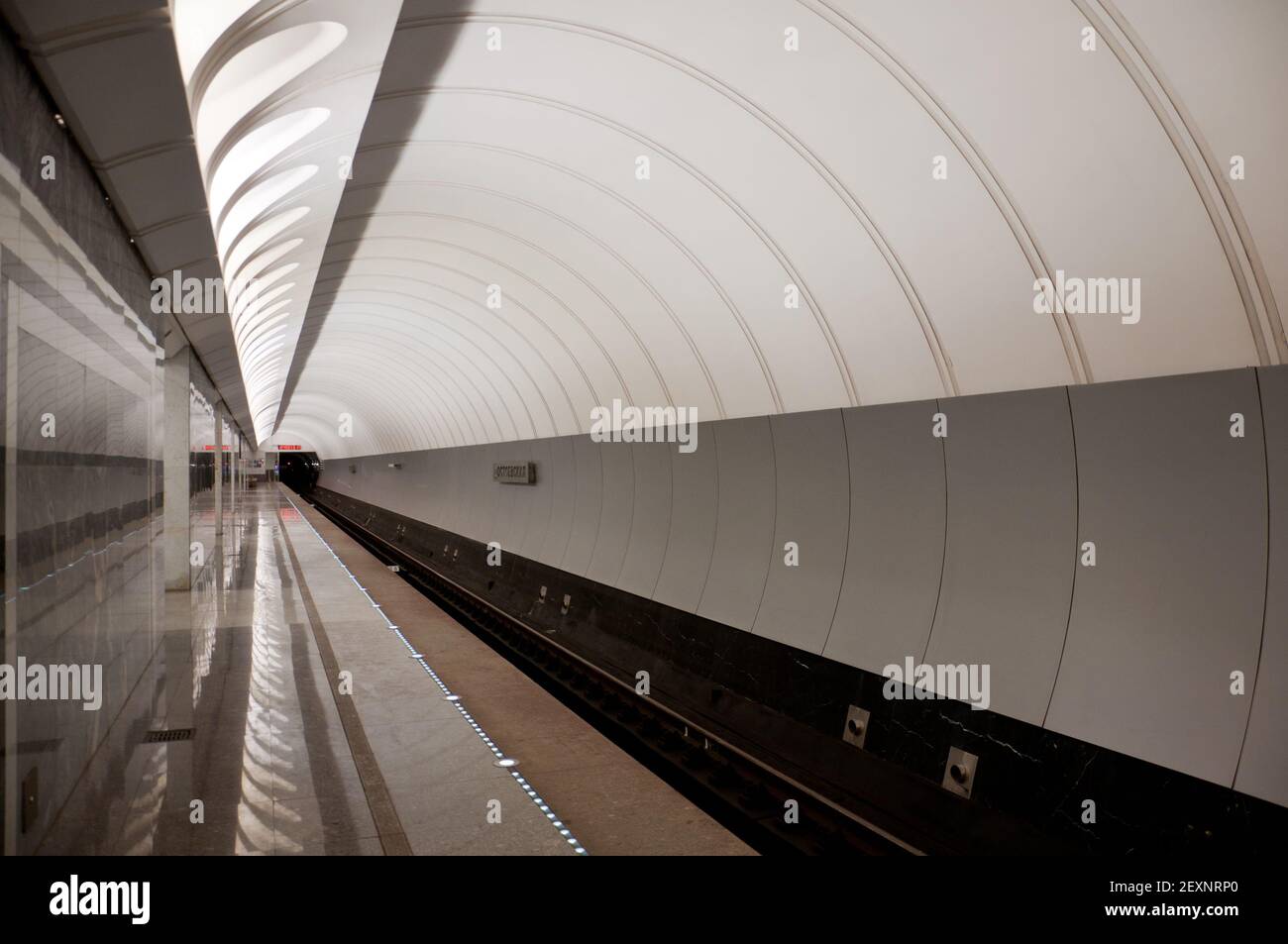 Geometrie in zeitgenössischer Architektur - Metro Station Stockfoto