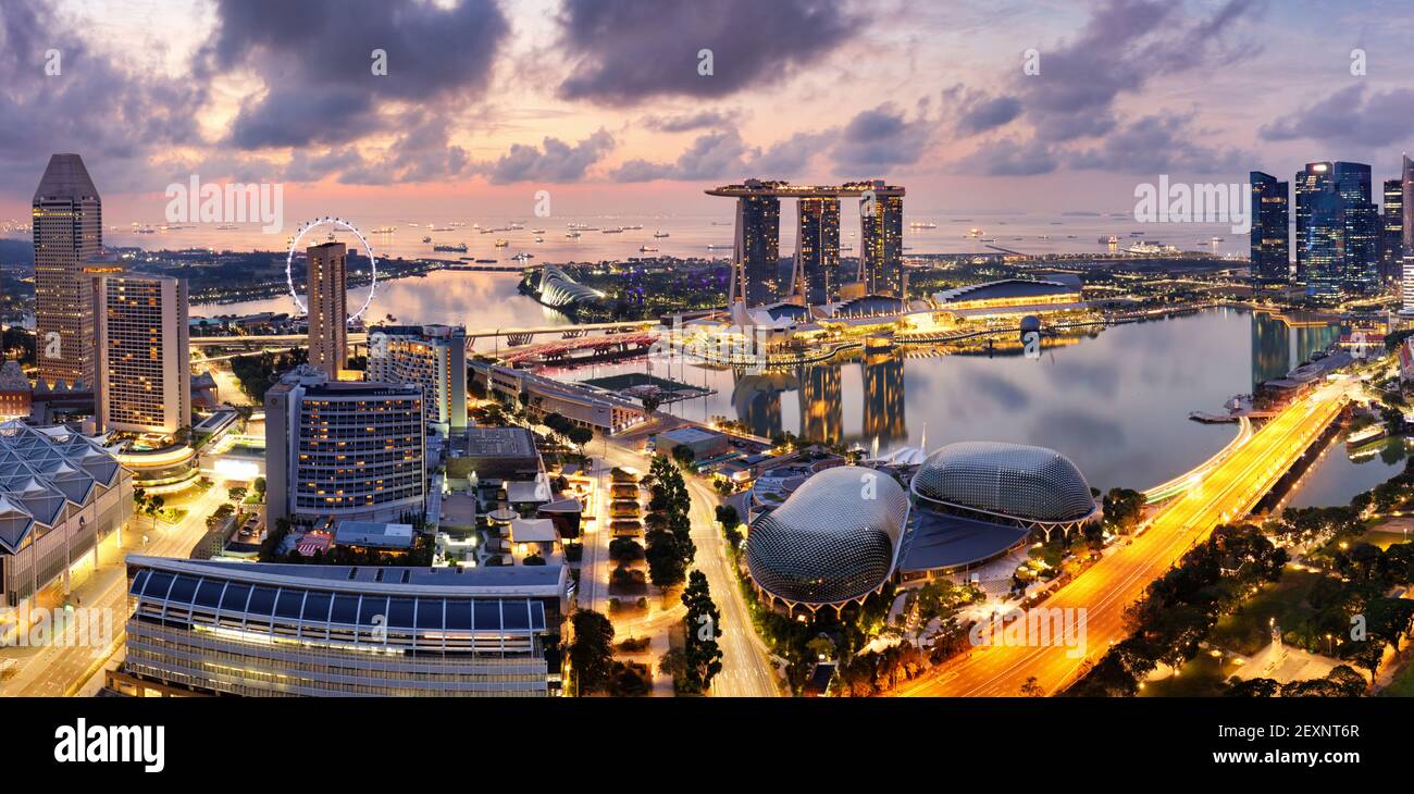 Wolkenkratzer der Skyline von Singapur bei schönem Sonnenuntergang, Luftpanorama Stockfoto