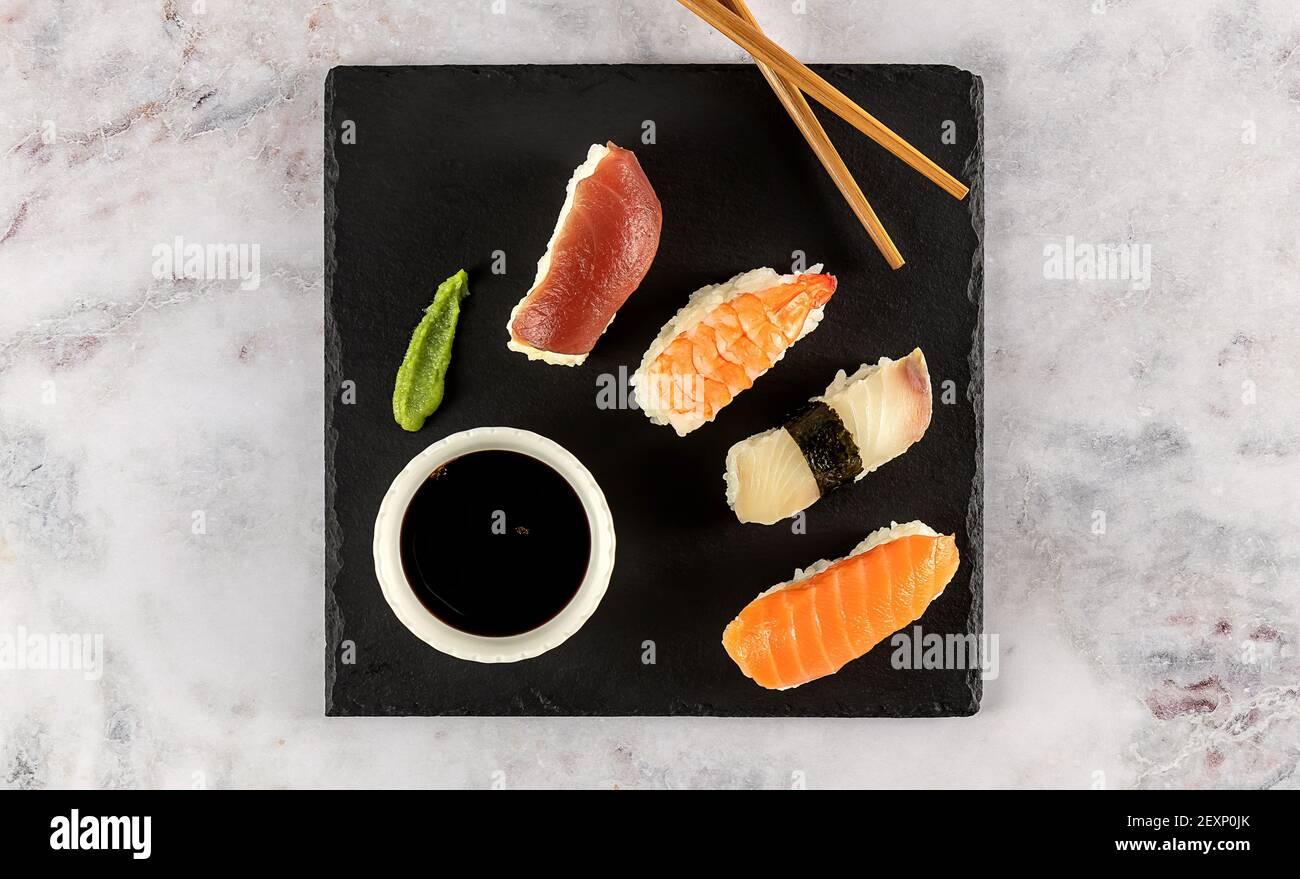 japanisches Sushi-Essen. Nigiri mit Thunfisch, Lachs, Garnelen. Draufsicht auf verschiedene Sushi-Sorten. Stockfoto