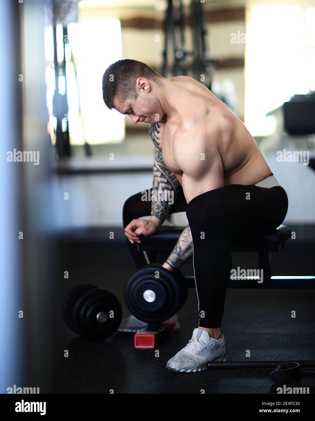 Bodybuilder Durchführung von Übungen in Hanteln im Fitnessstudio. Stockfoto