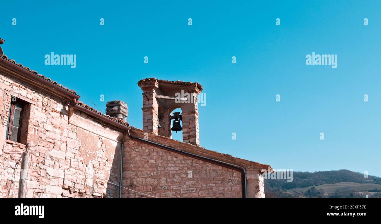 Ein isolierter Glockenturm in einem mittelalterlichen Dorf (Pesaro, Italien, Europa) Stockfoto