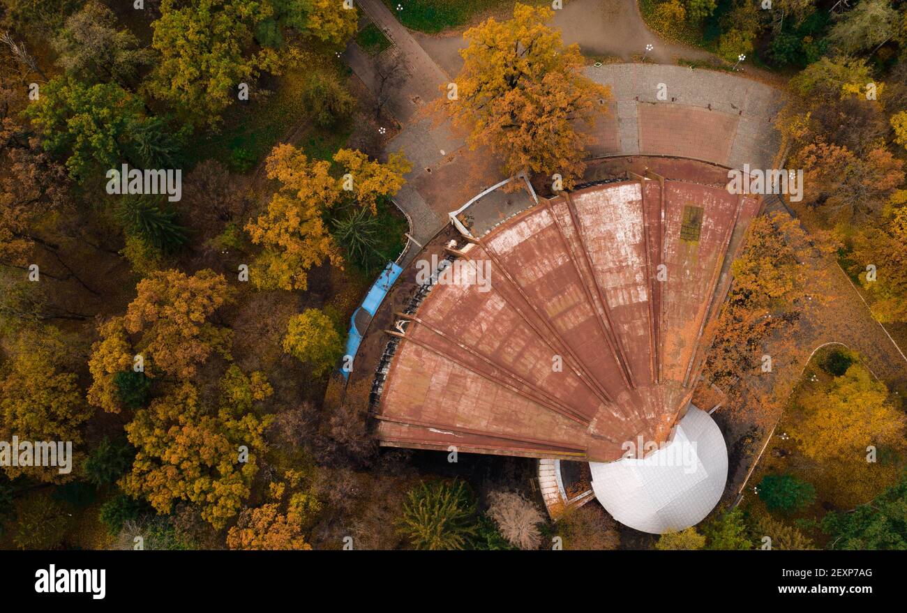 Altes Amphitheater mit rostigen Dach im Herbstwald. Stockfoto