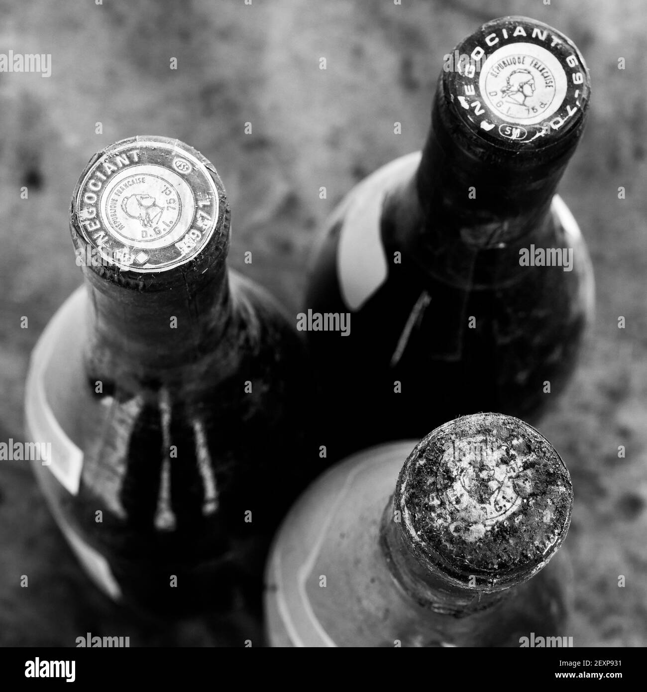 Draufsicht, Engpässe bei Rotweinflaschen, Frankreich Stockfoto