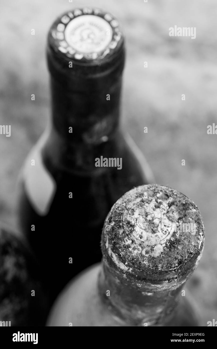Draufsicht, Engpässe bei Rotweinflaschen, Frankreich Stockfoto