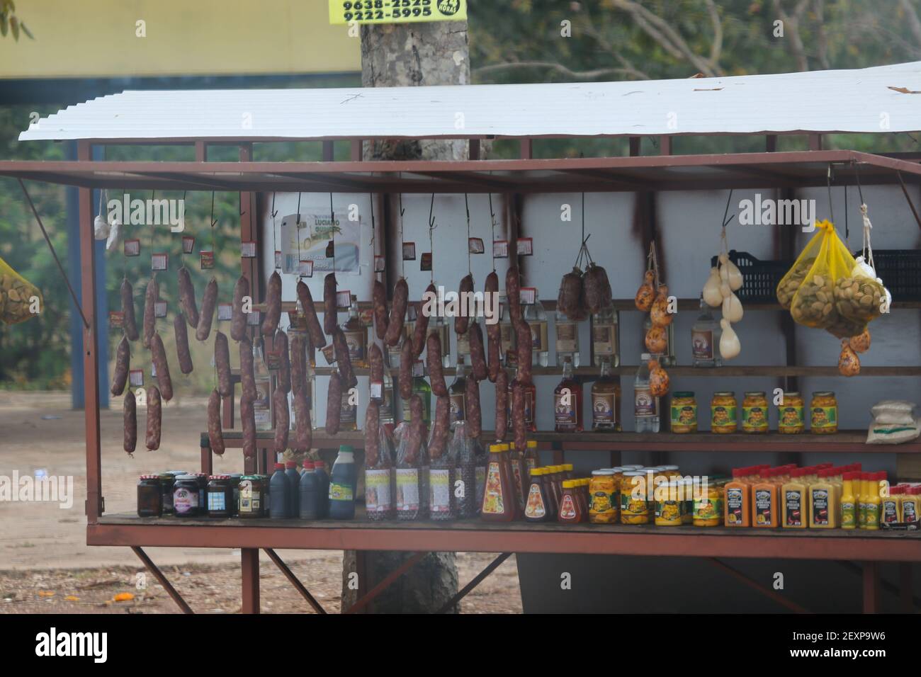 Einige Verkaufsstände südlich von Cuiaba in Mato Grosso, Brasilien Stockfoto