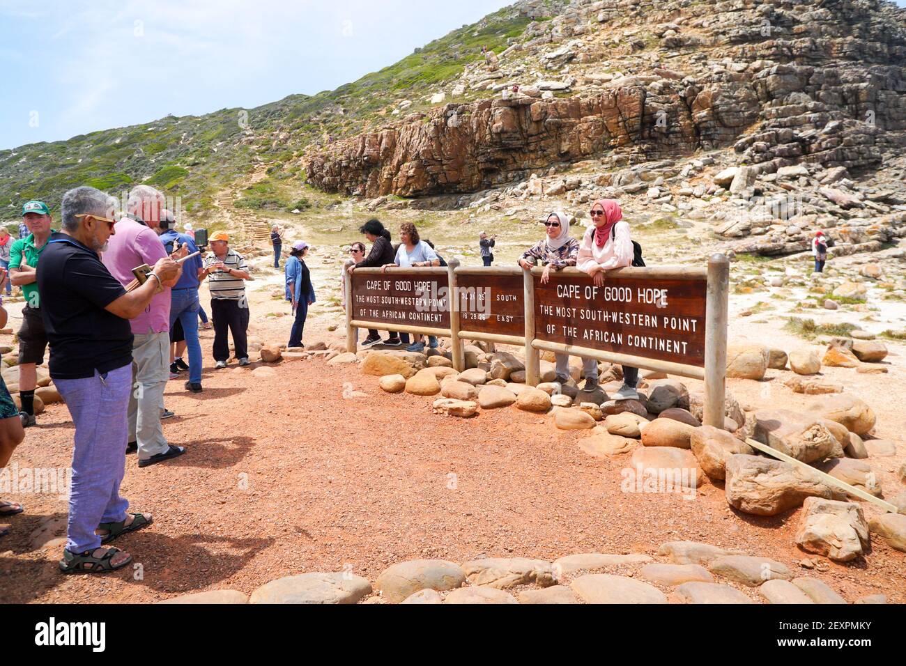 Kap der Guten Hoffnung Schild mit Touristen, Menschen posieren für Fotos am Cape Point Naturschutzgebiet, Südafrika Konzept Reise und Tourismus Stockfoto