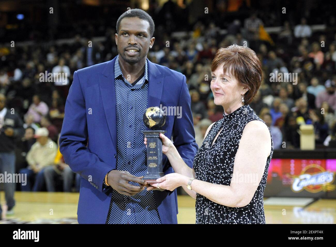 Apr 12 2014 Cleveland Oh Usa Cleveland Cavaliers Forward Luol Deng Links Wird Vor Einem Spiel Gegen Die Brooklyn Netze In Der Quicken Loans Arena Von Der Sportschriftstellerin Mary Schmitt Boyer Mit Dem