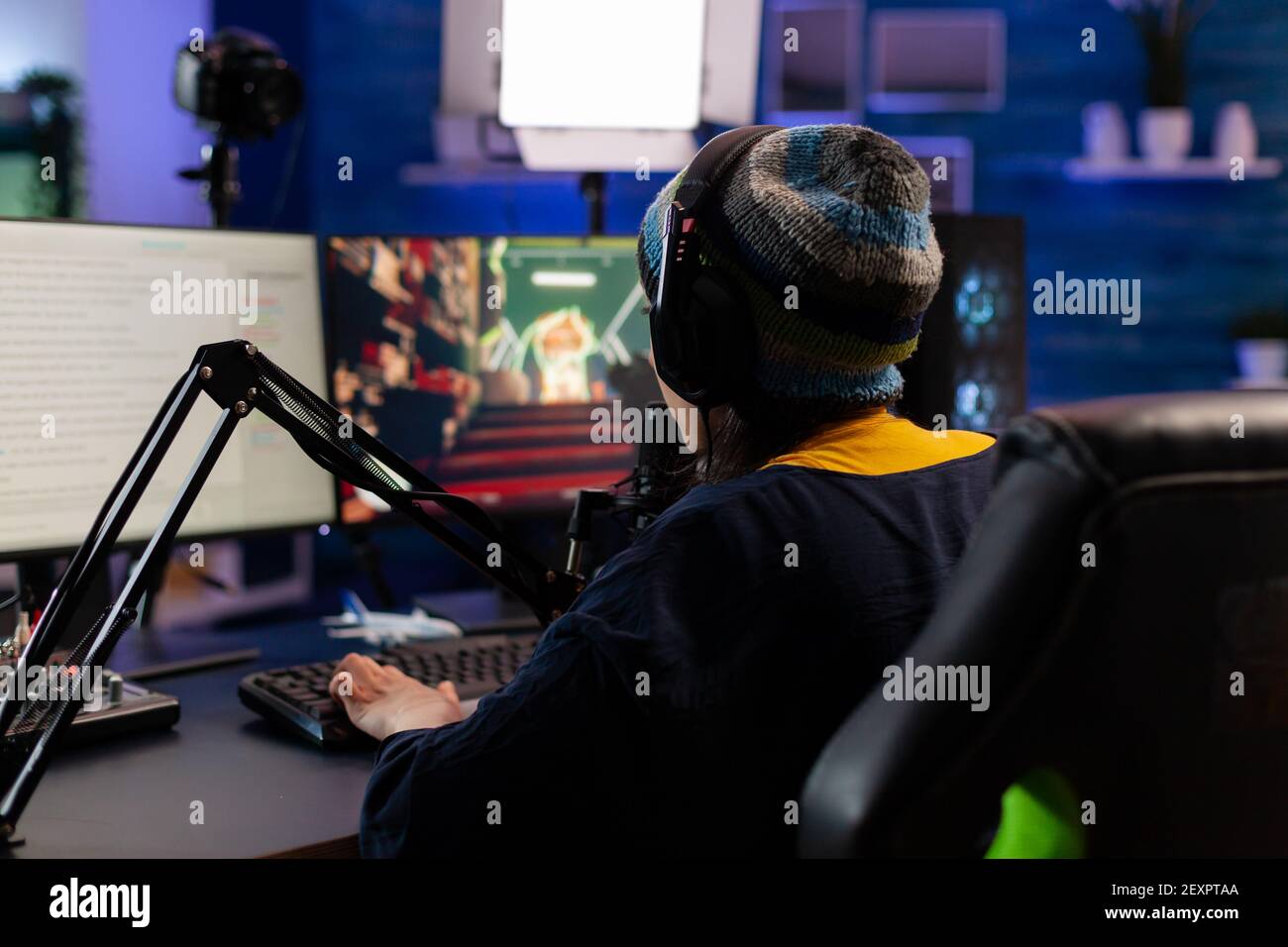 Kaukasischen Spieler tragen Kopfhörer im Gespräch mit anderen Spielern während der professionellen Shooter-Spiele in Online-Turnier. Gamer macht Online-Videospiele mit neuen Grafiken auf leistungsstarken Computer Stockfoto