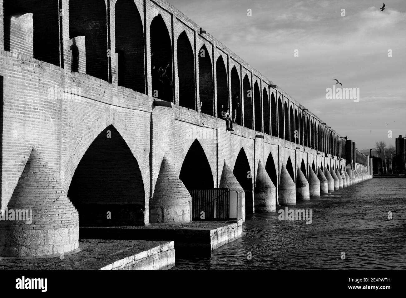 Monochrom, schwarz-weiß, Bild der Si-o-Seh-Brücke, Isfahan, Islamische Republik Iran Stockfoto