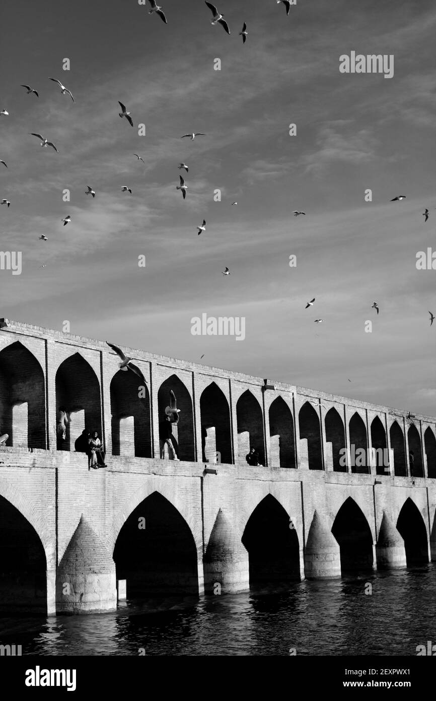 Monochrom, schwarz-weiß, Bild der Si-o-seh Brücke, Möwen am Himmel, Isfahan, Islamische Republik Iran Stockfoto
