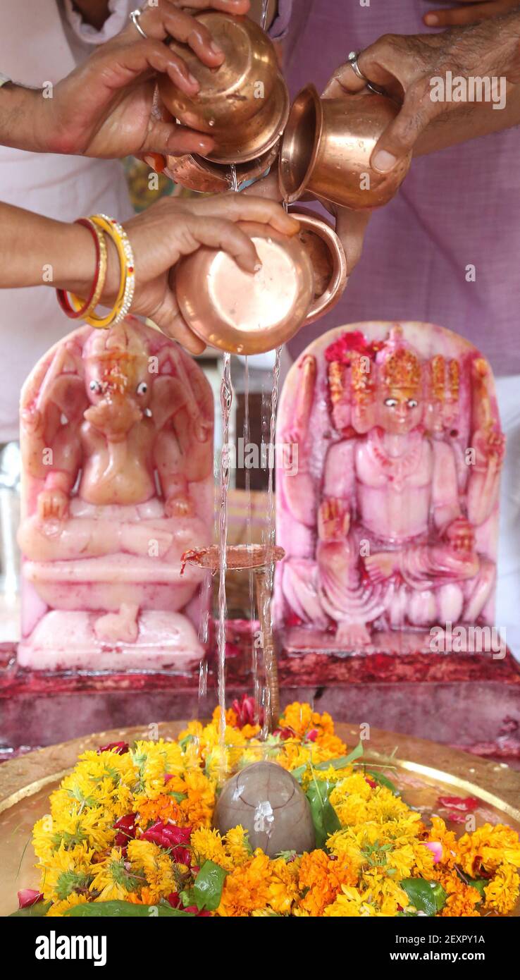 Beawar, Rajasthan, Indien, 27. Juli 2018: Indische hinduistische Anhänger gießen Wasser über einem Lingam, der Lord Shiva am Gott Mahadev Tempel in Beawar darstellt. Phot Stockfoto