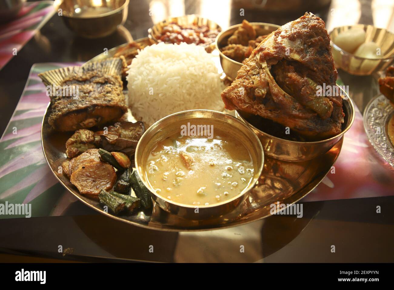 Eine Nahaufnahme eines bengalischen Vollhochzeit-Gerichts mit Rohu Fischkopf in Stahlplatte Stockfoto