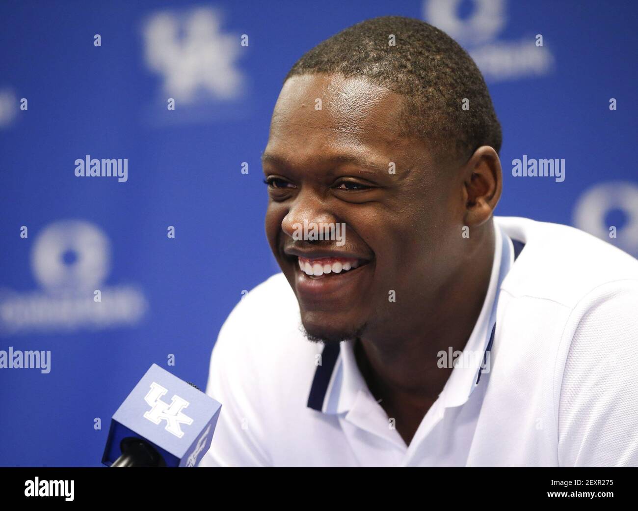 Julius Randle von der University of Kentucky gibt bekannt, dass er den NBA-Entwurf während einer Pressekonferenz am Dienstag, 22. April 2014, in Lexington, Ky eingeben wird. (Foto von Mark Cornelison/Lexington Herald-Leader/MCT/Sipa USA) Stockfoto