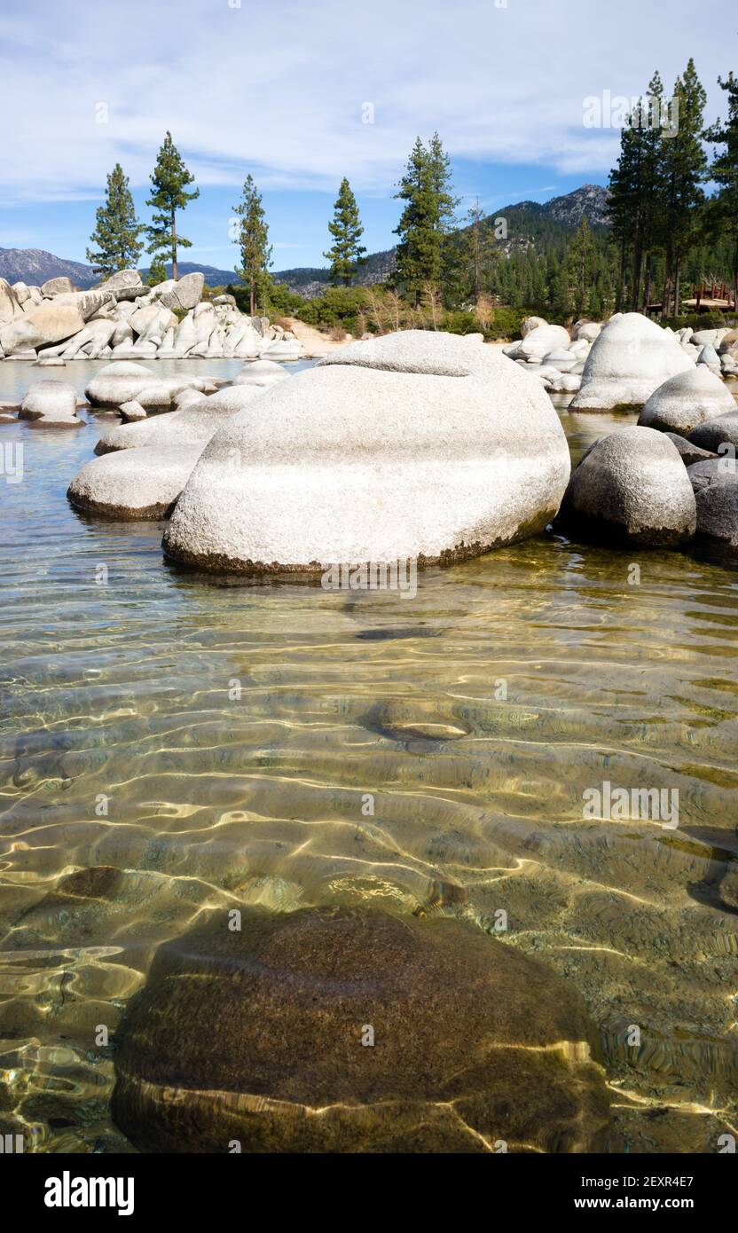 Kristallklares Wasser Smooth Rocks Lake Tahoe Sandhafen Stockfoto