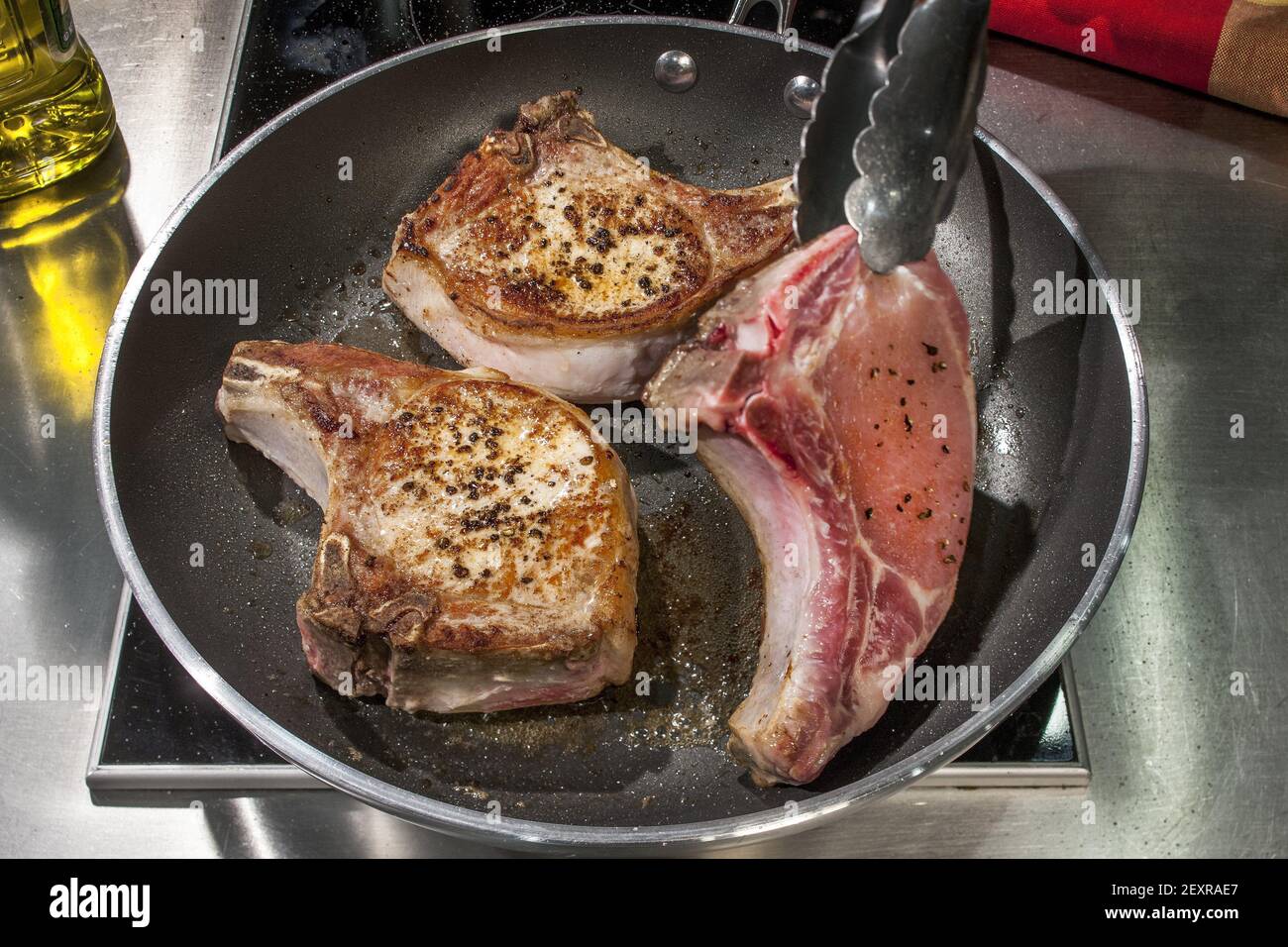 Pfanne anbraten Fleisch erzeugt eine lipsmacking, goldbraune Kruste umgeben  eine perfekt gegarte innen. Wenden Sie das Fleisch, nachdem eine Seite die  gewünschte Dönheit erreicht. Leider gibt es keine festgelegte Zeit, wann sie