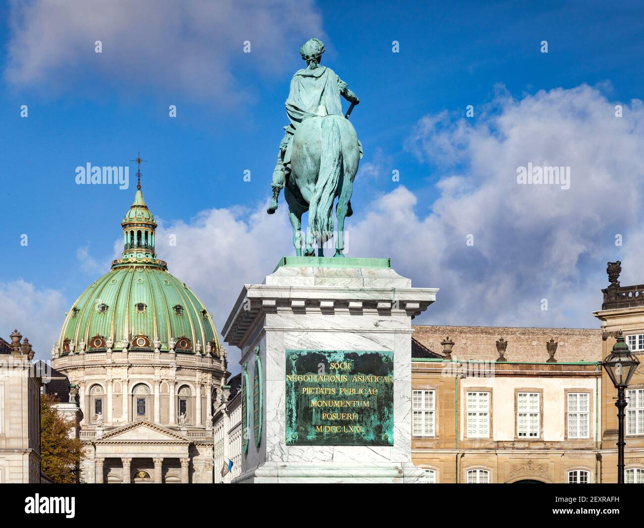 23. September 2018: Kopenhagen, Dänemark - die grüne Kuppel Marmorkirken oder Frederikskirken an einem sonnigen Herbsttag und Reitsport... Stockfoto