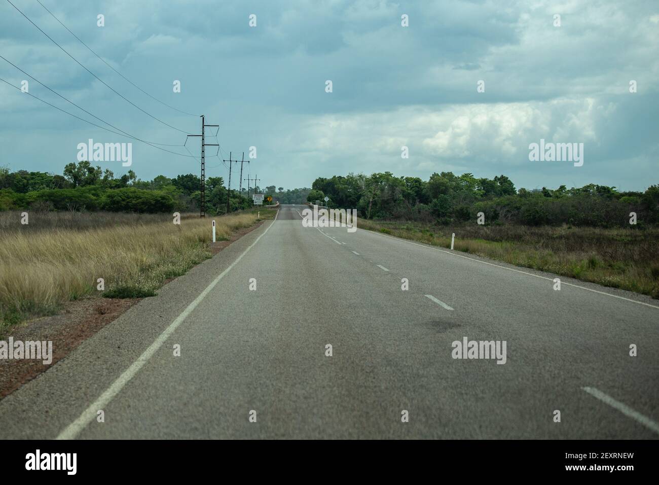 australischer Highway mitten in der Wüste Stockfoto