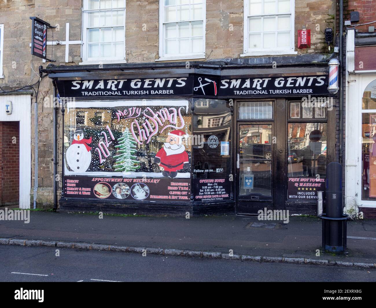 Smart Gents, ein traditioneller türkischer Friseursalon, Olney, Buckinghamshire, Großbritannien; die dritte UK-Sperre hat die Entfernung der Weihnachtsdekorationen verzögert. Stockfoto