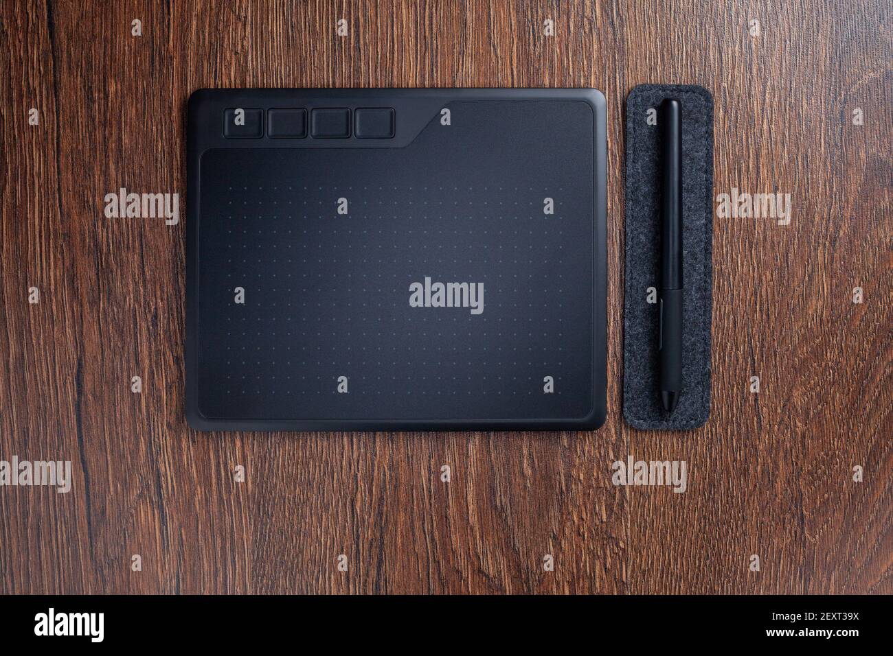 Ggraphic Tablet Zeichenpad mit digitalem Stift auf Filz Pad auf Tisch flach legen Stockfoto