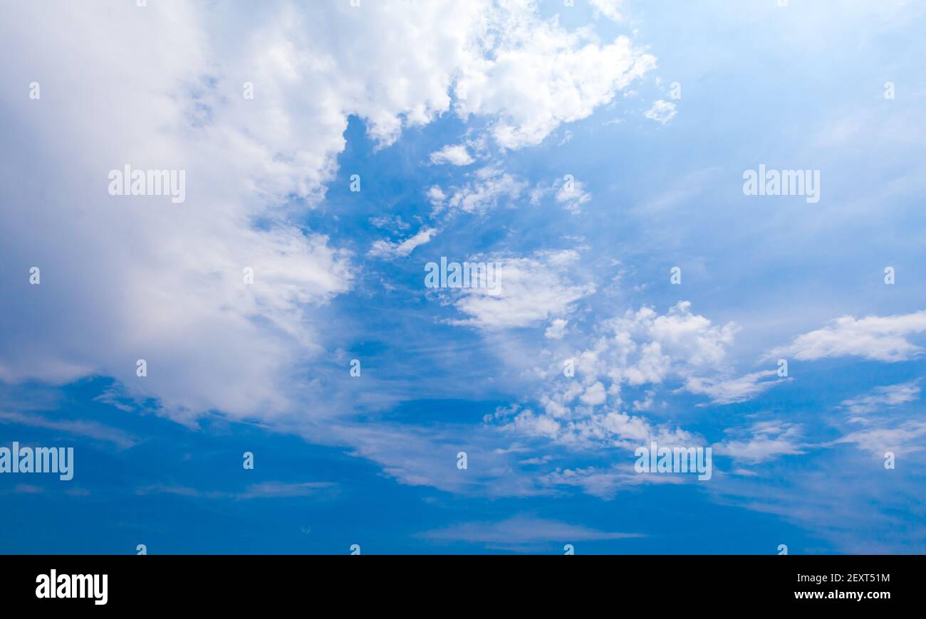 Natürliches Hintergrundfoto des blauen Himmels mit weißen Wolken auf Ein Tag Stockfoto