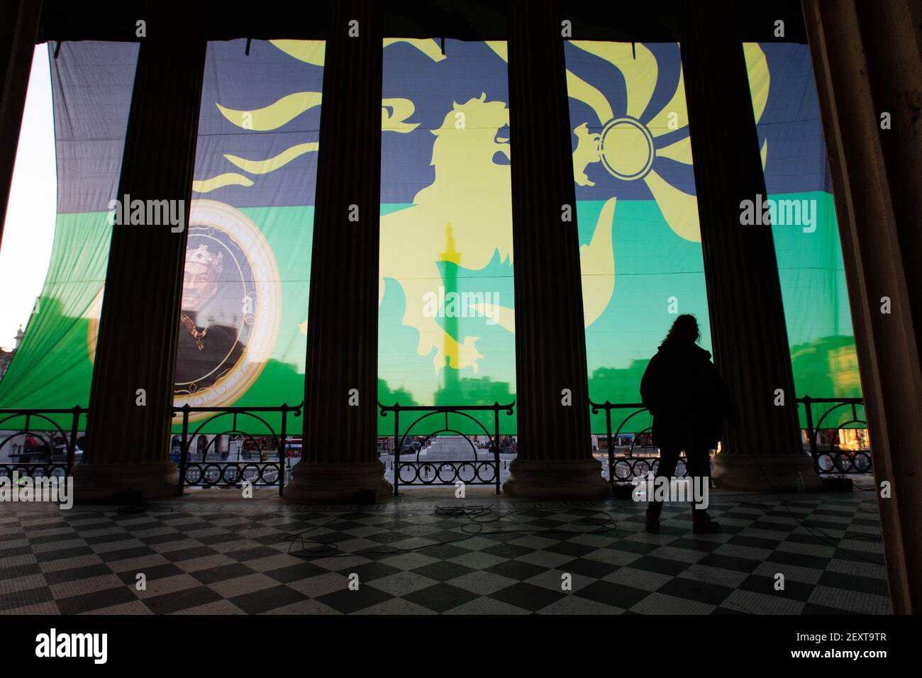 REDAKTIONELLE VERWENDUNG VOR der National Gallery in London wird NUR EINE Flagge des fiktiven Landes "Zumanda" entrollt, um die Veröffentlichung des neuen Films anzukündigen, der am Freitag 2 America auf Amazon Prime Video veröffentlicht wird. Stockfoto