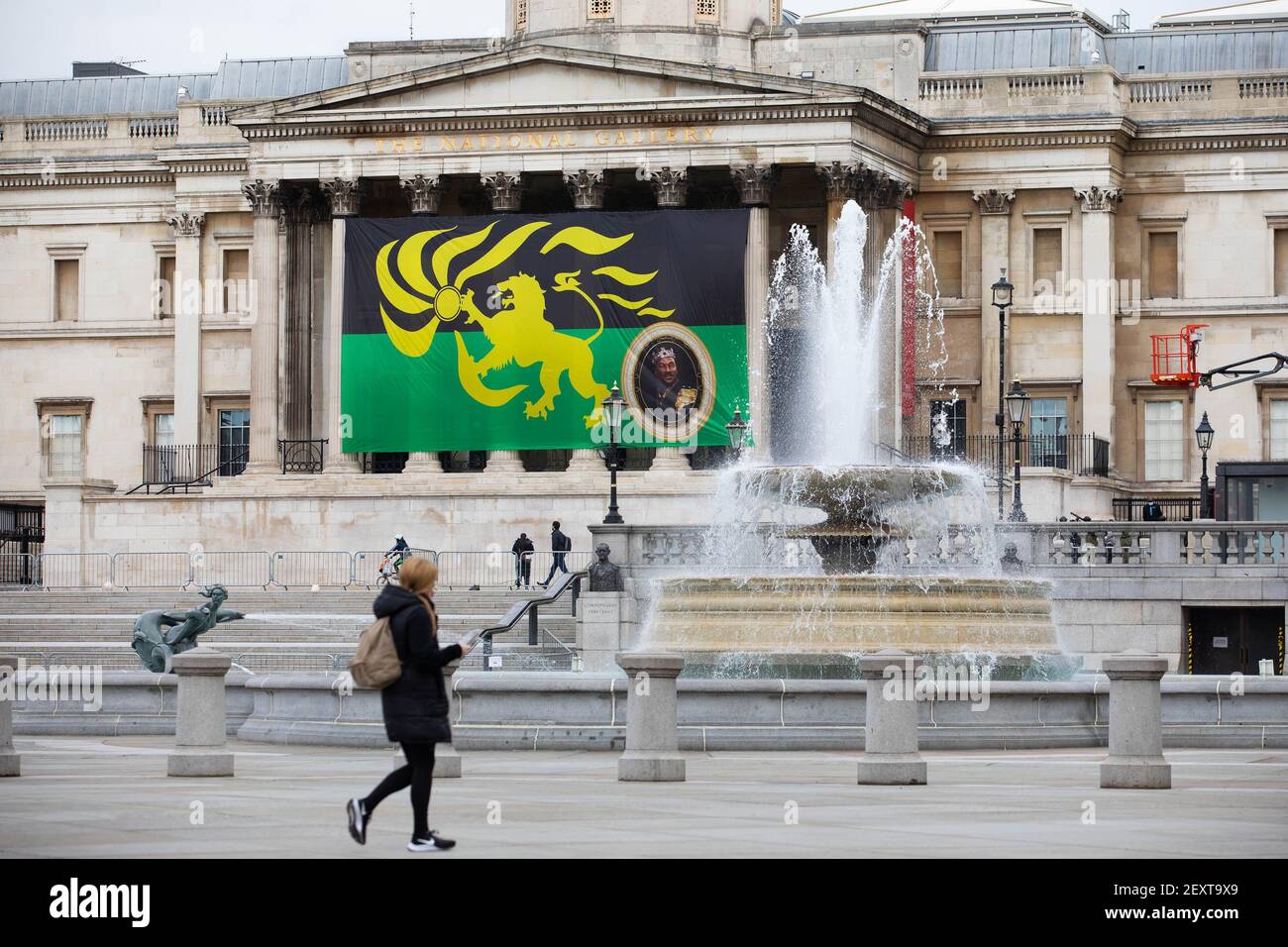 REDAKTIONELLE VERWENDUNG VOR der National Gallery in London wird NUR EINE Flagge des fiktiven Landes "Zumanda" entrollt, um die Veröffentlichung des neuen Films anzukündigen, der am Freitag 2 America auf Amazon Prime Video veröffentlicht wird. Stockfoto