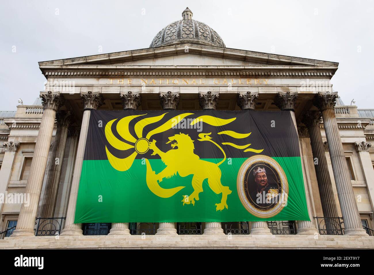 REDAKTIONELLE VERWENDUNG VOR der National Gallery in London wird NUR EINE Flagge des fiktiven Landes "Zumanda" entrollt, um die Veröffentlichung des neuen Films anzukündigen, der am Freitag 2 America auf Amazon Prime Video veröffentlicht wird. Stockfoto
