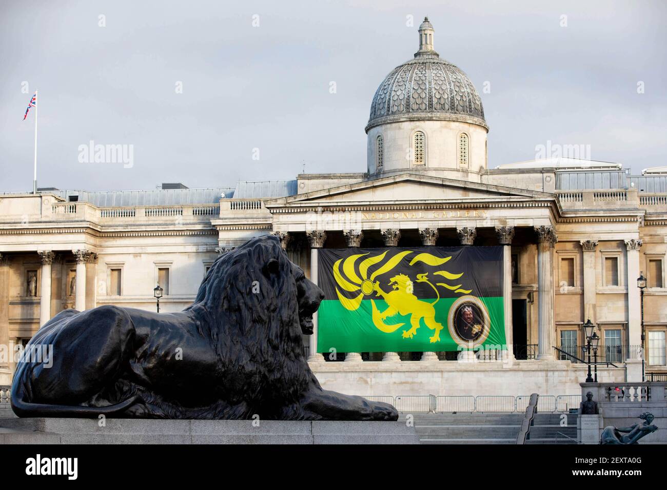 REDAKTIONELLE VERWENDUNG VOR der National Gallery in London wird NUR EINE Flagge des fiktiven Landes "Zumanda" entrollt, um die Veröffentlichung des neuen Films anzukündigen, der am Freitag 2 America auf Amazon Prime Video veröffentlicht wird. Stockfoto