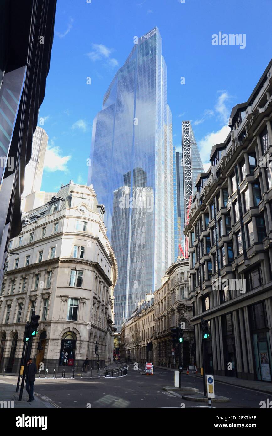 Ein Einzelmann steht auf seinem Handy in der Threadneedle Street in der City of London, während der Coronavirus-Pandemie-Sperre Stockfoto Ein Einzelmann steht auf seinem Handy in der Threadneedle Street in der City of London, während der Coronavirus-Pandemie-Sperre Stockfoto