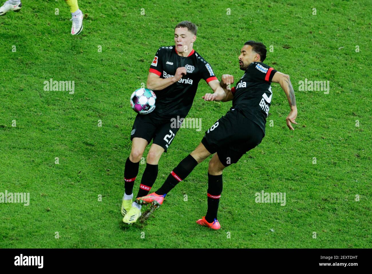 Leverkusen, BayArena, 28,02.21: Florian Wirtz (Bayer 04 Leverkusen) (L) und Karim Bellarabi (Bayer 04 Leverkusen) stehen sich im Weg im Spiel der 1.BU Stockfoto